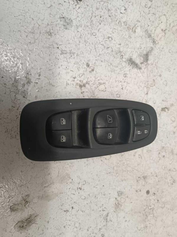 BOUTON LEVE VITRE RENAULT - Vue 1